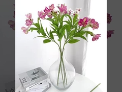 Ein leichter Luxus Blumenstrauß Dekoration für das Wohnzimmer und den Esstisch mit simulierten Daffodi