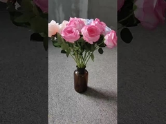 Eine einzelne gebrochene eisblaue Rose mit einem realistischen Touch für den Valentinstag Dekorations-Shoot, Fe