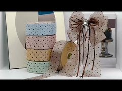 Punkte, die auf dem Baum flocken, faltige, funkelnde Diamantgürtel