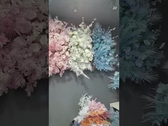 Voller Himmel mit Blättern, grünen Sternenpflanzen, simulierten Blumen, Ahornblättern, Hochzeitsschmuck, Honig