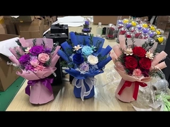 Valentinstag, ein Strauß konservierter Rosen und eisblauer Eisblumen für Ihre Freundin und beste Freundin