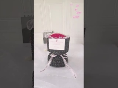 Geschenke zum Internationalen Frauentag, zum Muttertag, Geburtstagssträuße, Seife, Nelken und Rosen für