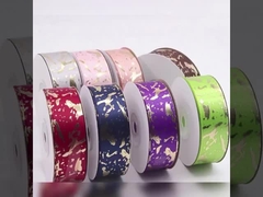 Geschenkverpackung mit Warmstempelband