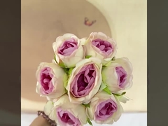 Künstliche Blumen im Stil von Ins mit Vasen, handgehaltenen Blumensträußen, Valentinstags-Fotoaufnahmen und