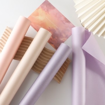Ein guter Preis. Mehrfarbiges Kraftpapier Verdicktes Hochzeitsblumenverpackungsmaterial mit guter Festigkeit und reinem Farbdesign Online