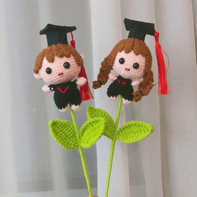 Ein guter Preis. Blumenstrauß für die Abschlussfeier Handgefertigt mit Jungen Mädchen und Tiermotiven in gestricktem Stapel Online