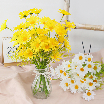 Ein guter Preis. Künstliche Daisyblüten Seidenkamillenschmuck in mehrfarbigen Farben für Wohnzimmer und Einkaufszentrum Online