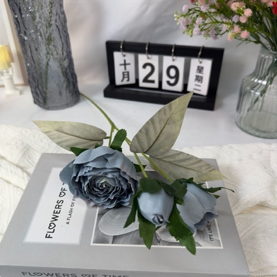 Ein guter Preis. Dekorative Blumen mit künstlichen Rosenverzierungen Online