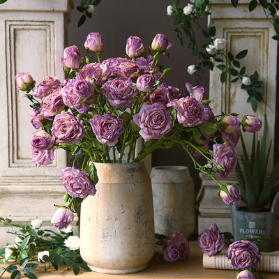 Ein guter Preis. Französisches Ölgemälde simuliert den Esstisch im Wohnzimmer mit Rosen und dekorativen Rosenblumen Online