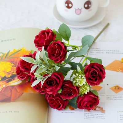 Ein guter Preis. Kleine Rosen werden für Hochzeitssträuße und Hotelmöbel verwendet Online