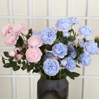 kaufen Das Wohnzimmer des Hotels ist mit Blumenarrangements mit künstlichen Pfeonen verziert. Online-Herstellung