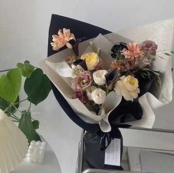 kaufen Schwarz-weiß aristokratisches Matte-Blumen-Blume-Packpapier für Blumensträuße in vielen Farben Online-Herstellung