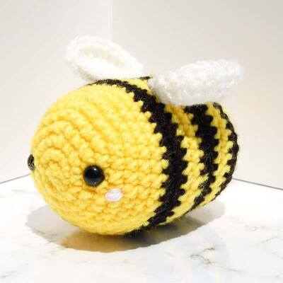 kaufen HOT Verkauf Häkeln Fuchsi Bienen gefülltes Tier Weiße Flügel Kuschelstift Weichgarne Plüssig Bienen Spielzeug Amigurumi Häkeln Fuchsi Biene Online-Herstellung