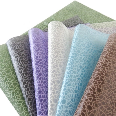 kaufen Polyester 100% 85GSM 3D prägte Geschenk-Packpapier 60 Quadratfuß Packpapier- online manufacture