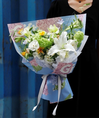 Ein guter Preis. 70 g/m² bedrucktes Floristen-Geschenkpapier, wasserfest für Blumenstrauß Online