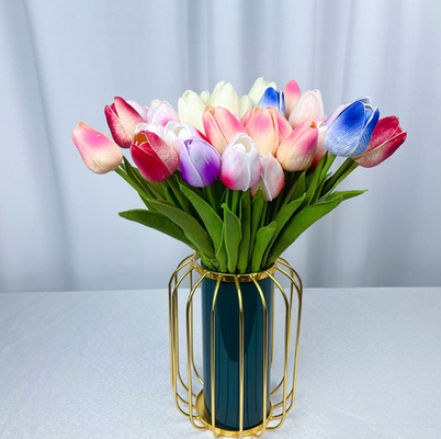 Ein guter Preis. Künstliche Tulpenblumen mit einem Zweig aus weichem PVC-Kunststoff für den Innenbereich, die sich echt anfühlen Online