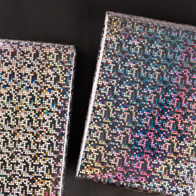 Ein guter Preis. Geschenkpapierrolle im Hologramm-Design zum Verpacken von Geschenken Online