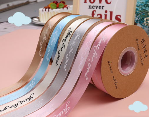 Ein guter Preis. Polyesterband Blumengutschachtel Kleidungsgegenstände Band gedrucktes Logo Band 50 Yards/Rolle 2,5cm Online