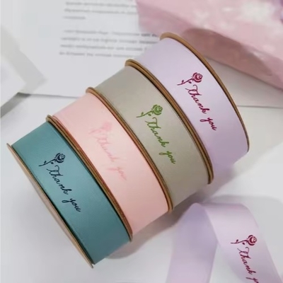 Ein guter Preis. Gewässerdichtes 19mm Baumwoll-Polyester-Satinband mit hochgehobenem Logo für Geschenke Online