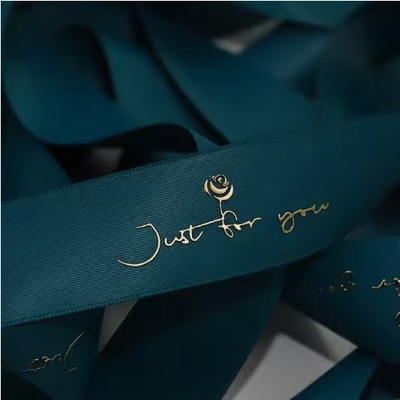 Ein guter Preis. Custom Polyester Band Spool mit 3D-Goldfolie und gedrucktem Logo Online