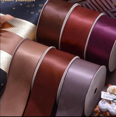 Ein guter Preis. Polyester-Doppelgesichts-Glattsatinband in festen Farben für Geschenke/Dekorationen Online