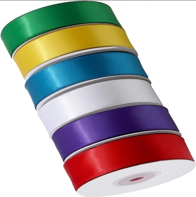 Ein guter Preis. Großhandel Fabrik Liston Satin Band Roll Festfarben Dekorativ Polyester Band für Geschenkverpackung Online
