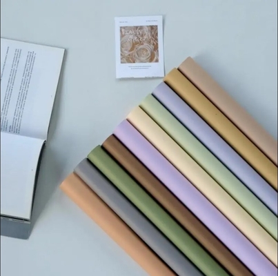 Ein guter Preis. 2024 koreanische Matte Wasserdichtes Massivfarbiges Papier Blumenverpackungspapier Bouquet Verpackung Blumenhändler Versorgung Großhandel Online