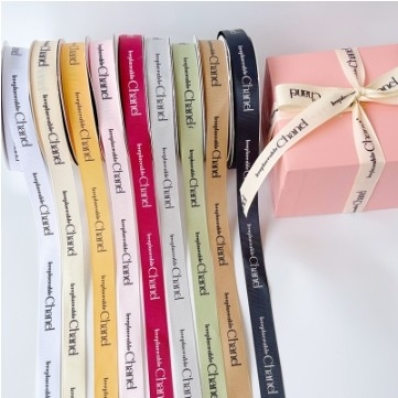 Ein guter Preis. Hohe Festigkeit und feste Farbdekoration Einfachgesichts-Polyester-Geschenkverpackungsband mit gewebten Techniken in kundenspezifischer Farbe Online
