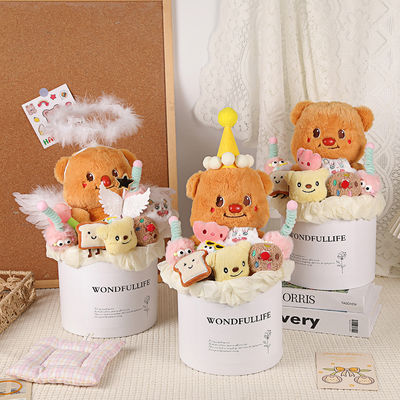 Ein guter Preis. Gelbcreme Hand hält Puppe Blütenstrauß Abschluss Bär Topf Feiertagsgeschenk Freundin Geburtstag Chinesisch Valentinstag Hand hält Blumengeschenk Online