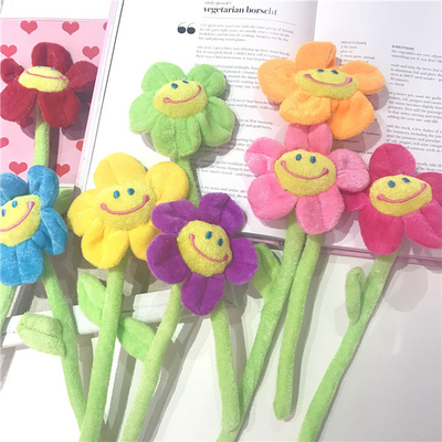 Ein guter Preis. Mehrfarbiger Sonnenblumenstrauß Kreativer Rosenvorhang Blumenklammer Plush Puppe Hochzeitsgeschenk Set mit Plush Design Online