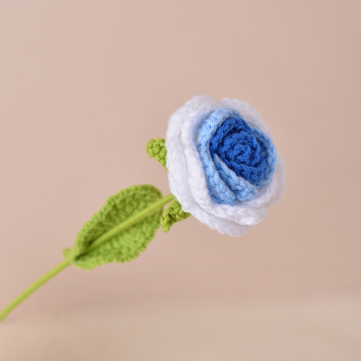 Ein guter Preis. Handgewirkte gestrickte Rosen, künstliche Blumen, Häkel-Blütenstrauß, DIY-Garnstrickerei, handgefertigte Hackenblumenarrangement Online