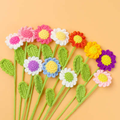 Ein guter Preis. Mehrfarbiges Handgemachtes Häkeln Daisy Blumenstrauß Kreative künstliche Blumen Perfektes Valentinstagsgeschenk für den besten Freund Online