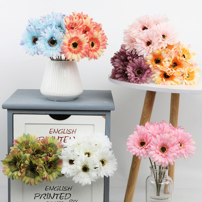 Ein guter Preis. Eine simulierte Krysanthemen-Dekoration und -Arrangementszene Online