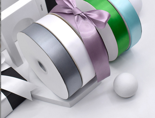 Ein guter Preis. 3cm verschlüsseltes einseitiges Polyesterband, ermäßigtes Blumenband, Haarzubehör, Kuchenband, Verpackung und Verbindung Online