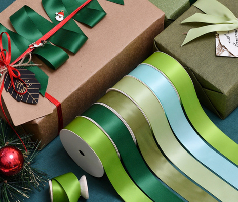 Ein guter Preis. Spot-Großhandel mit 4 cm farbigem Satinband, farbigen Kopfblumen-Dekorationszubehör, Kleidungszubehör, Geschenkverpackungsbänder Online