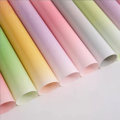 Ein guter Preis. Schmalfarbige Süßigkeiten, wasserdichtes Glas aus Kunststoff, Blumenverpackungspapier, Blumenstockverpackungsmaterial, Blumengeschäftsmaterial, Fabriklieferung Online