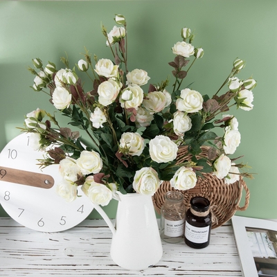 Ein guter Preis. Mehrköpfige künstliche Rosen zur Wohnkultur Hochzeitsblumen Online
