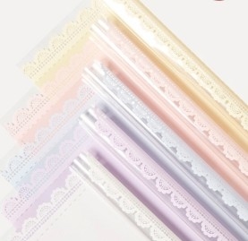 Ein guter Preis. Glaspapier aus Blütenverpackungspapier mit Blütenblättern Online