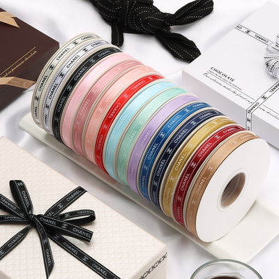 Ein guter Preis. 1 cm Kleines Duft-Druck-Polyesterband Custom Logo Blumenverpackung Band Farbe Band Geburtstagskuchen-Box Band Online