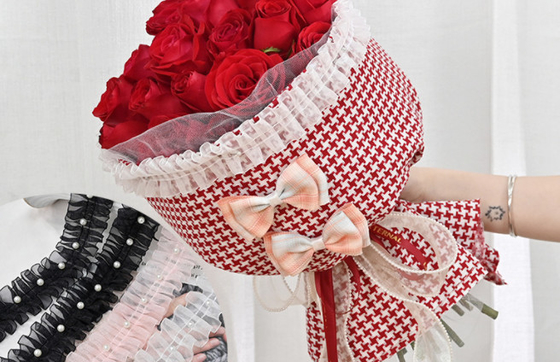 Ein guter Preis. Großhandel mit Blumenverpackungsmaterialien, Blumenladen, kleine Duftformen, Runden Stoff-Bouquet-Dekoration, Wellen-Plüschband-Bouquet-Verpackung Online