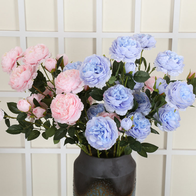 Ein guter Preis. Das Wohnzimmer des Hotels ist mit Blumenarrangements mit künstlichen Pfeonen verziert. Online