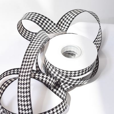Ein guter Preis. Schwarz-weiß gewebte Bänder aus Honighalmen, Dekorationsbänder, Bande, Bogen, Blumenstrauß, Blumenkrawatten, Verpackungsmaterial, Rabatt Online