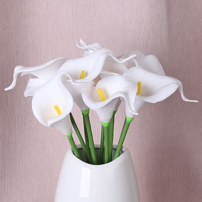 Ein guter Preis. Grenzüberschreitender Großhandel mit simulierten Handgefühlen, Pu-Calla-Lilie-Blüten, künstlichen Blumen, Kunststoffblumen, Hochzeitszimmerdekoration und Ausstellungsblumen Online