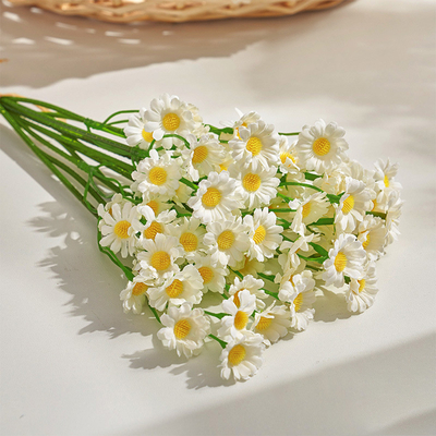 Ein guter Preis. Großhandel mit kleinen künstlichen Daisyblumen, Tischdekorationen im europäischen Stil, Kamillenglüten, Blumenkunst und Seidenblumen Online