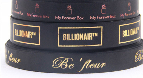 Ein guter Preis. 2 cm schwarzes Geschenkband des Herstellers mit Roségoldfolieverpackung, mit Buchstaben und Logo bedruckt, flache Foliefolie Online