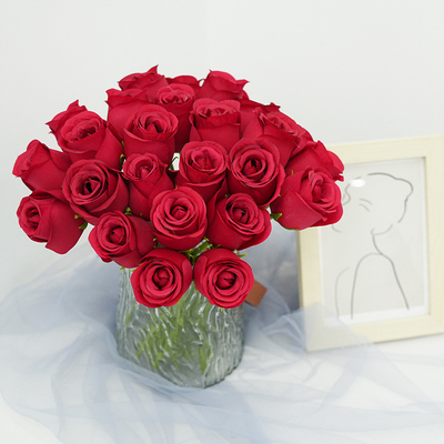Ein guter Preis. Großhandel von 7-köpfigen simulierten Rosen, kaiserlichen Rosen, handgeführte Rosensträuße für die Dekoration von Wohnungen, Hotels, Hochzeiten und Auditorien Online