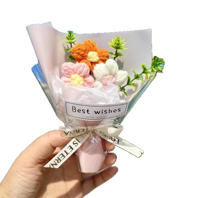 Ein guter Preis. Ein Mini-Plüsch-Kunstblumenstrauß aus Wolle ist bereit als Geschenk für deine Freundin zum Kindertag am 1. Juni. Online