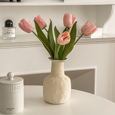 Ein guter Preis. Kunstblumen-Dekoration im Stil von Ins, Tulpenarrangement, hochwertige künstliche Blumenverzierungen mit Vasen, Wohnzimmerarrangement aus Blumensträußen, Wohnzimmer Online