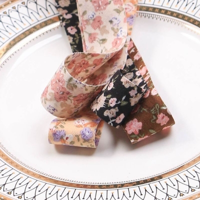 Ein guter Preis. Zwei-seitige kleine blumige Rabattpreis Band DIY Bogen Haare Accessoires Kleidung Accessoires Geschenkbox Verpackung Accessoires Band Online