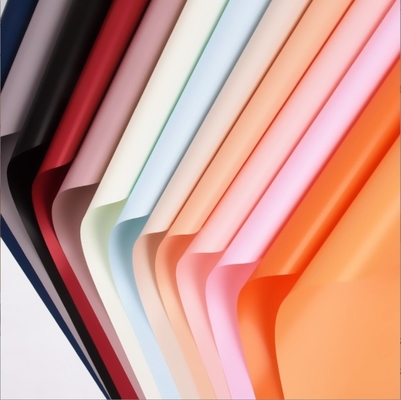 Ein guter Preis. Ein beliebtes Papier mit einem kleinen runden Blumenstrauß, Blumenkunst, frische Blumenverpackungen und Blumenpapier Online